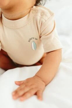 S/S BODYSUIT | DUNE SURF -Goumikids Shop Goumi SurfsUp KaitlinGreen 949