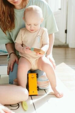 S/S BODYSUIT | DUNE SURF -Goumikids Shop Goumi SurfsUp KaitlinGreen 951 1